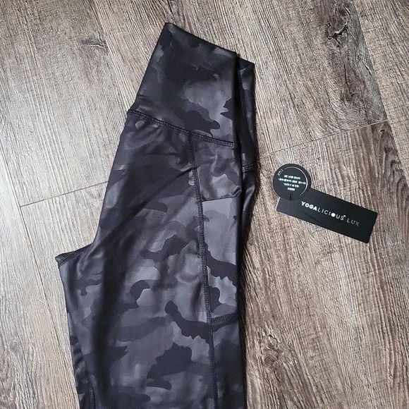 Yoga-lic-ious Shiny Black Camo Legging - Picture 1 of 1